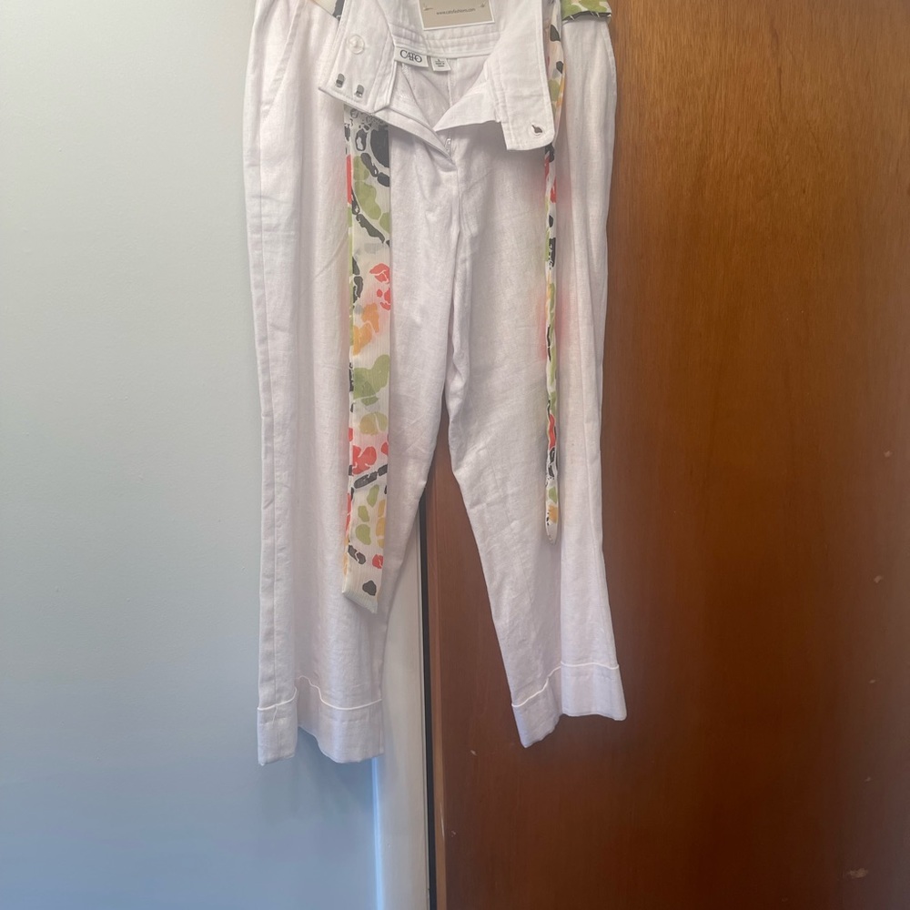 Women’s Size 6 Cropped Pants, White, scarf 🧣 around waist multi colored